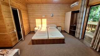 Гостевой дом Мама Джан Архипо-Осиповка Четырехместный номер с раздельными кроватями-9