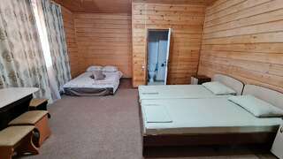 Гостевой дом Мама Джан Архипо-Осиповка Четырехместный номер с раздельными кроватями-5